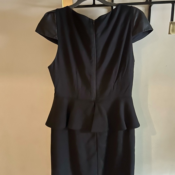 Peplum dress with leather cap sleeves by Alice & Olivia - Picture 3 of 3